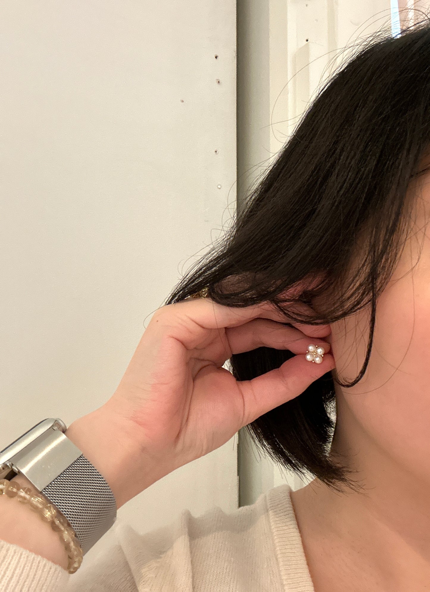 Classic small flower pearl earrings