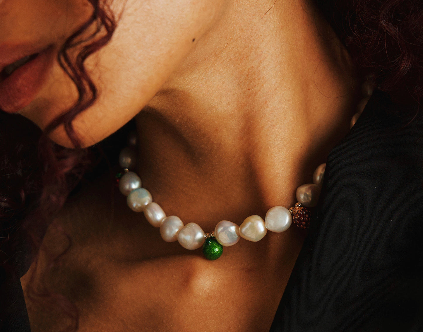 Middle emerald pearl neckless