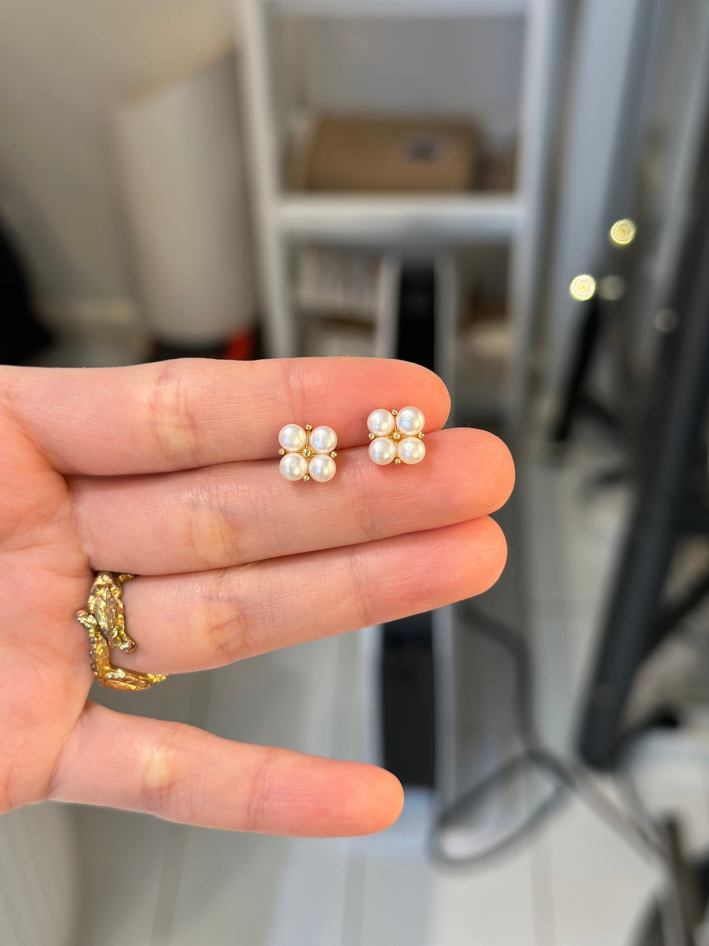 Classic small flower pearl earrings