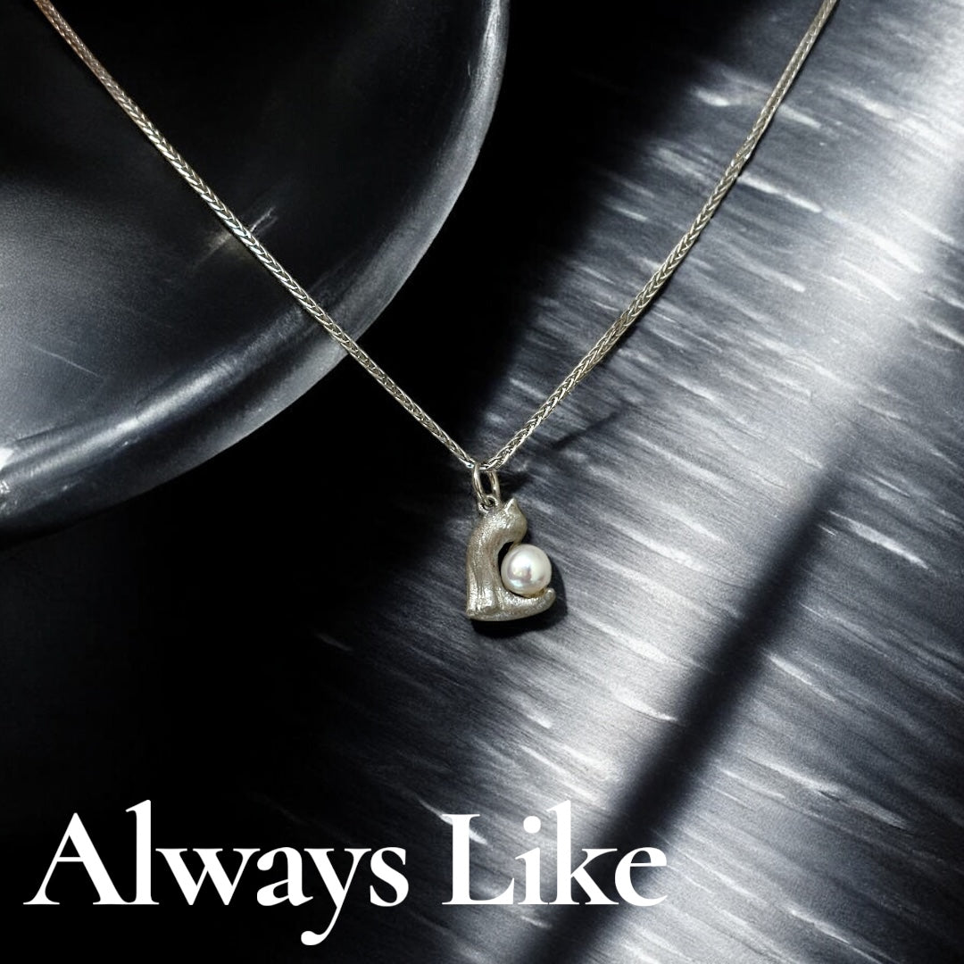 Cat hold moon pendant