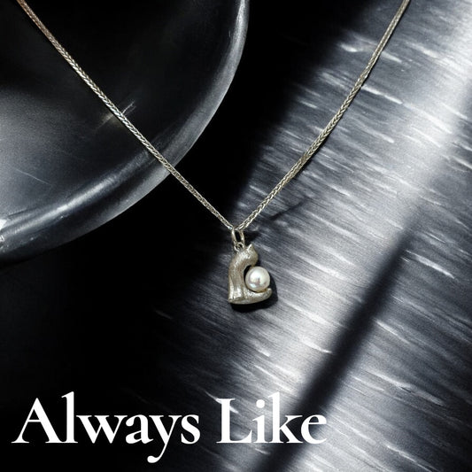 Cat hold moon pendant