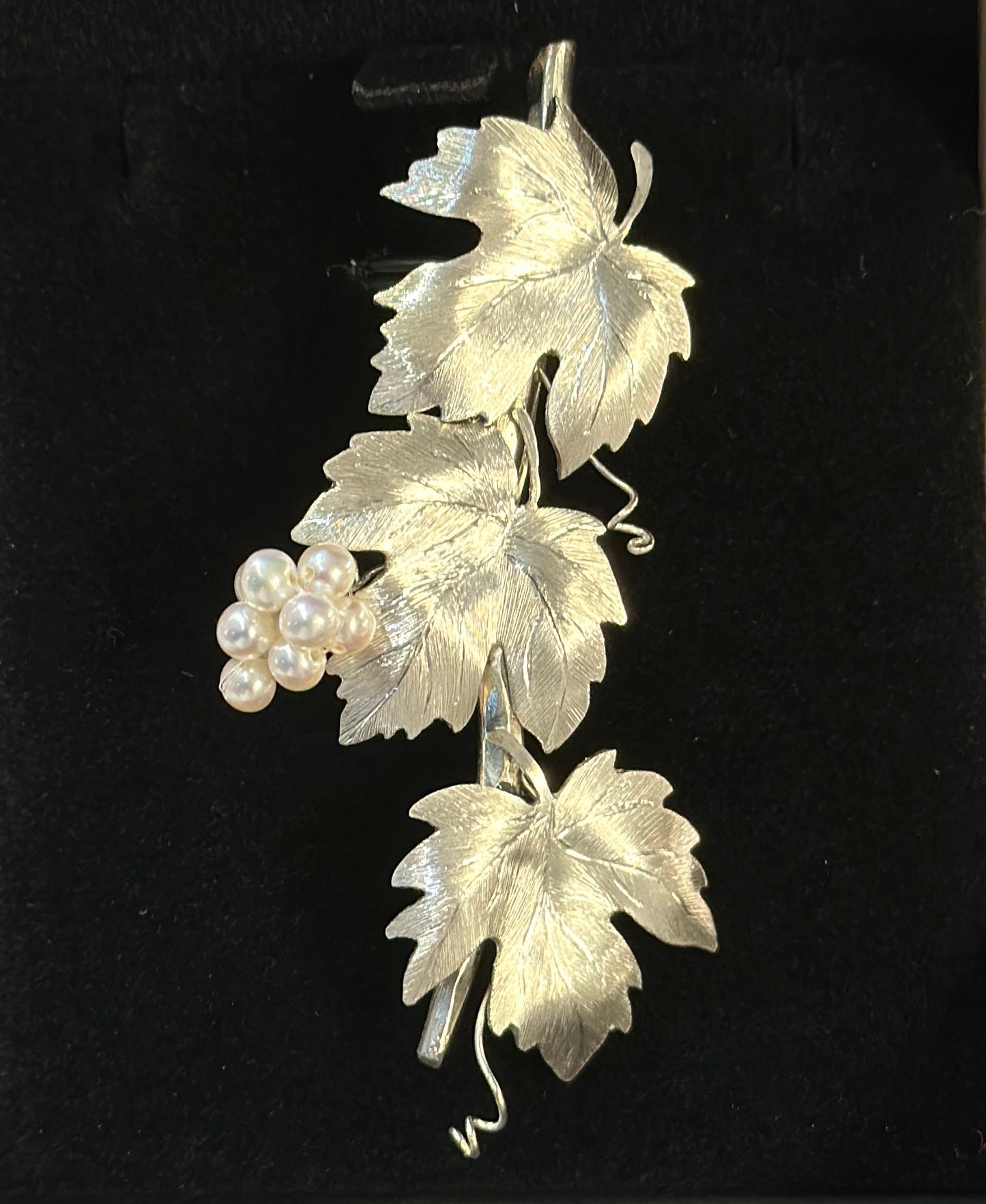 Grape leaf brooch